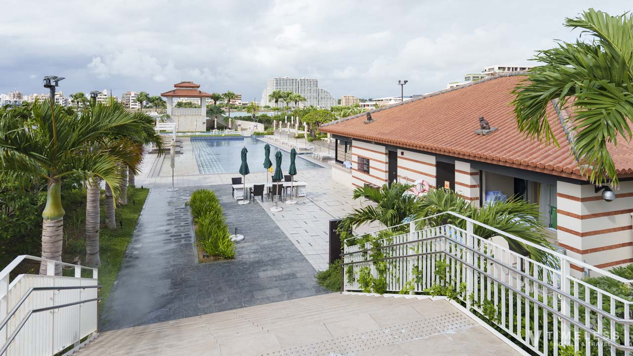 ホテルからプールに向かう階段