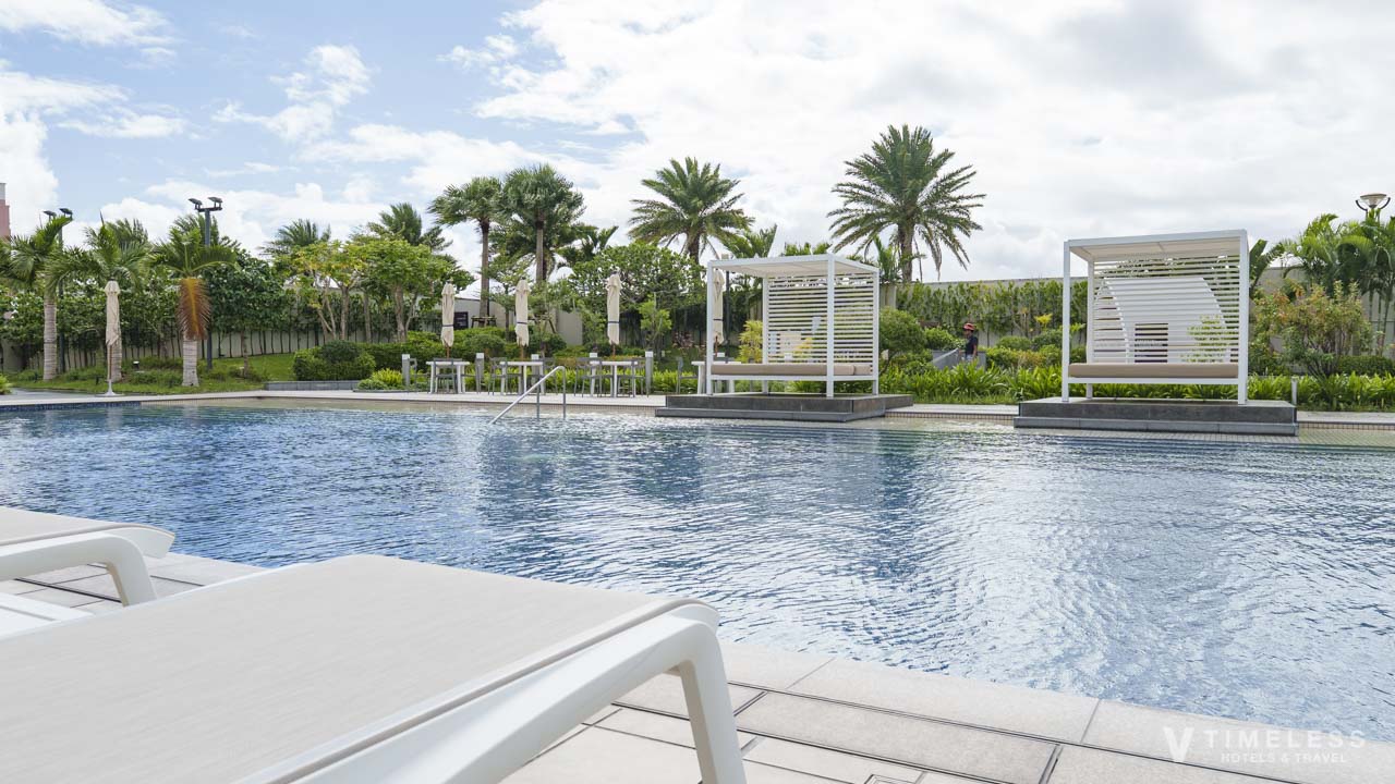 メインプールとカバナ