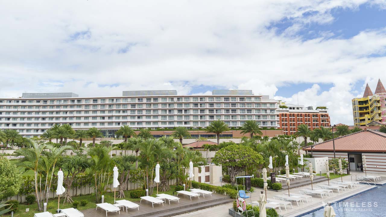 プールからはお隣のヒルトン北谷リゾートが見える