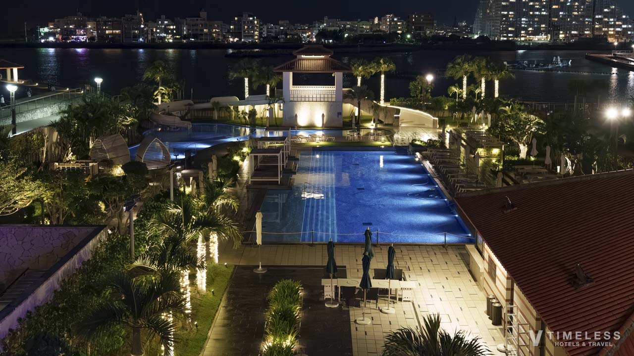 ライトアップされたナイトプール