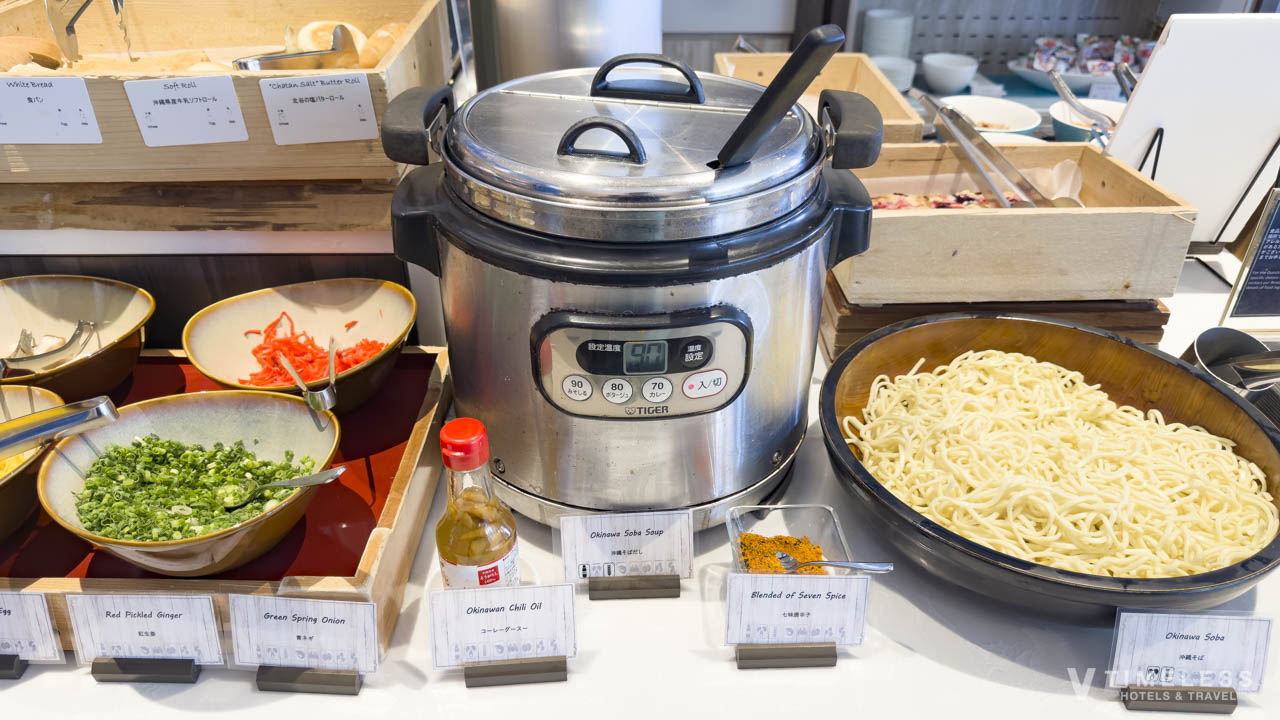 朝食ビュッフェの定番沖縄そば