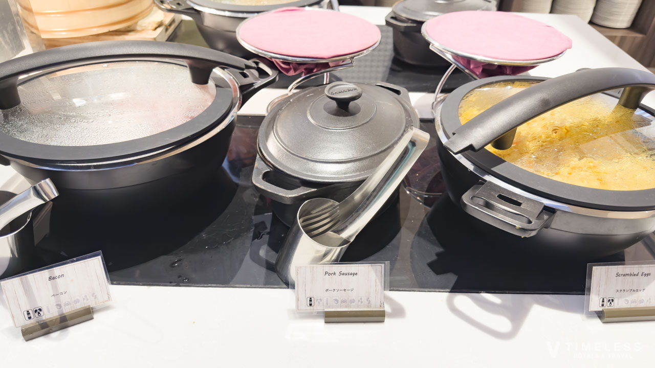 定番料理のスクランブルエッグやソーセージ