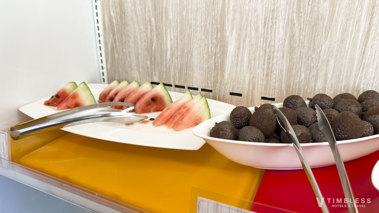 スイカがうれしいフルーツコーナー