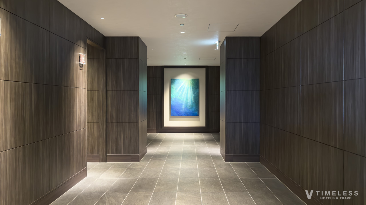 チェックインを済ませエレベーターホールに向かう廊下
