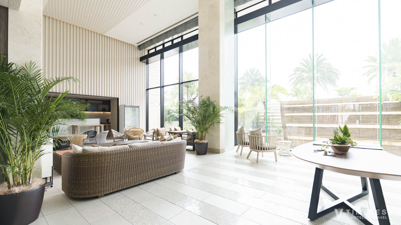 光が入る空間で明るいロビーラウンジ