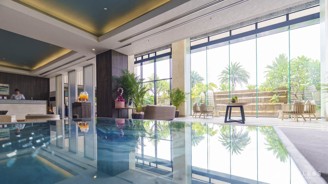 海底を連想されるオブジェとロビー