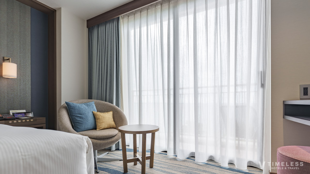 ベッドルームの窓際には小さなテーブルと椅子