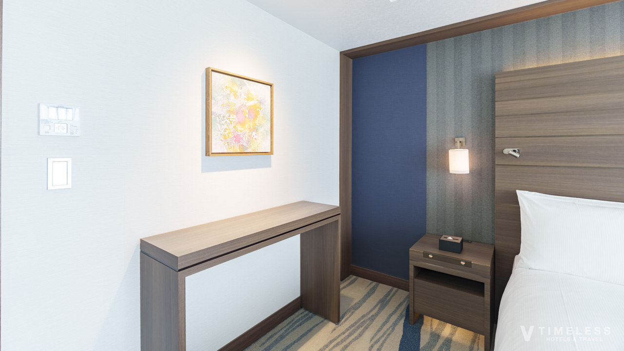 ベッドルームの壁際にはサイドボード