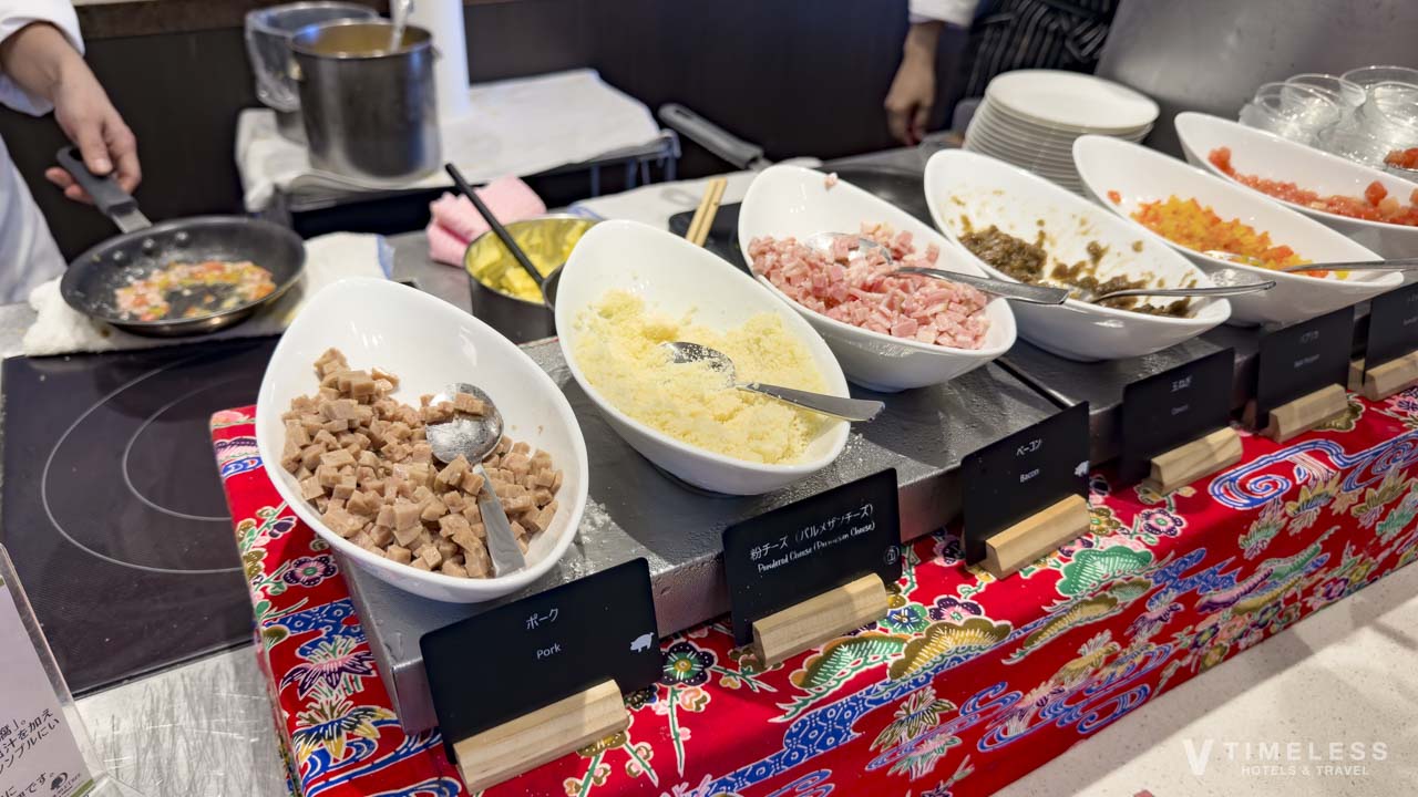 ライブキッチンでは好きな具材を選んで作ってくれるオムレツ