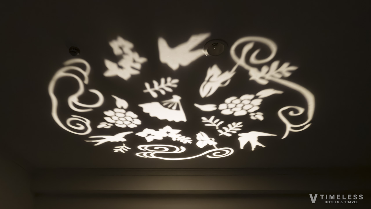 天井には首里城をイメージした投影