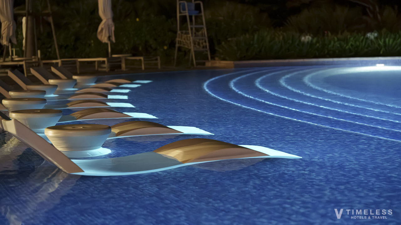 ライトアップされたオーキッドプール