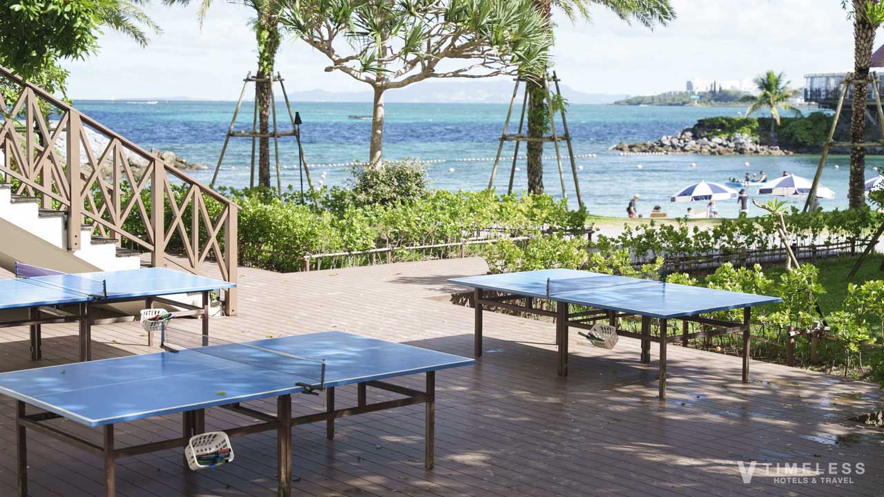 卓球台とルネッサンスビーチ
