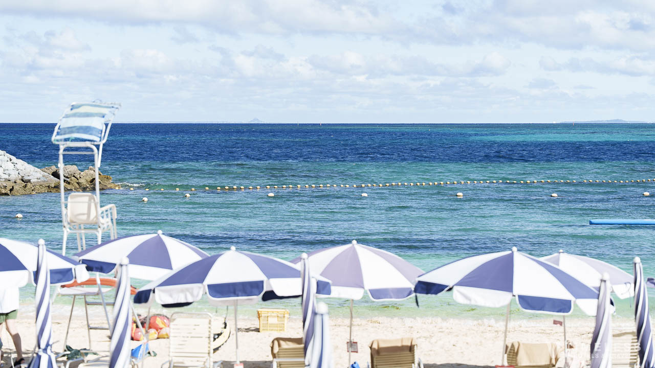 ルネッサンスビーチから見る恩納村のきれいな海