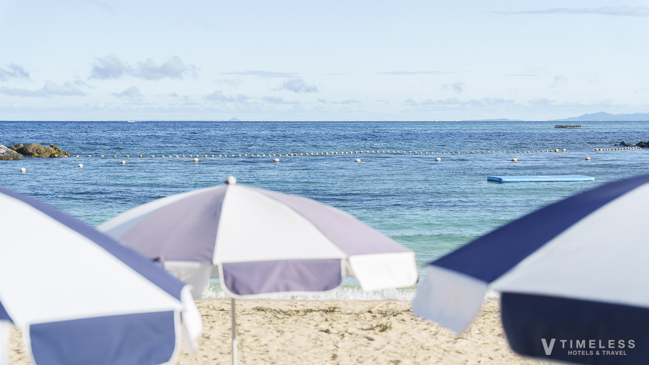 ビーチパラソルときれいな海