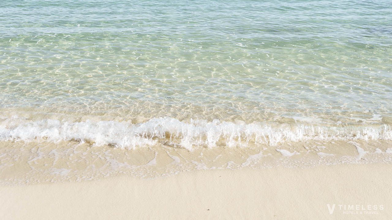 透き通った海水のビーチ