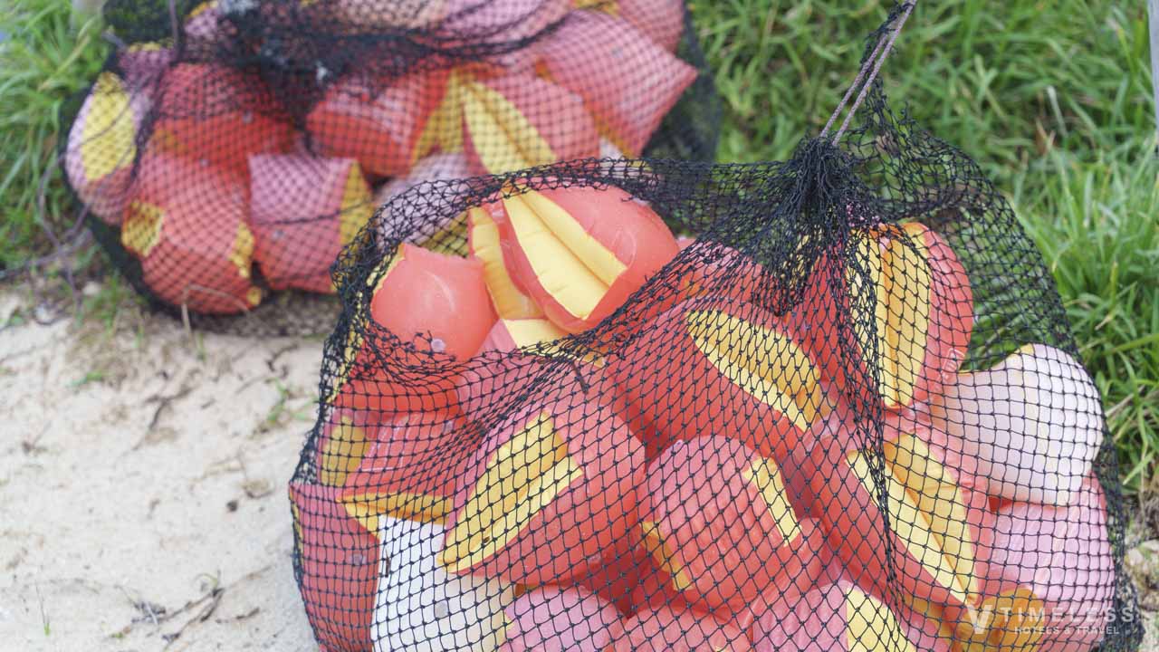 ビーチとプールでは子供用の腕につける浮き輪が無料レンタル