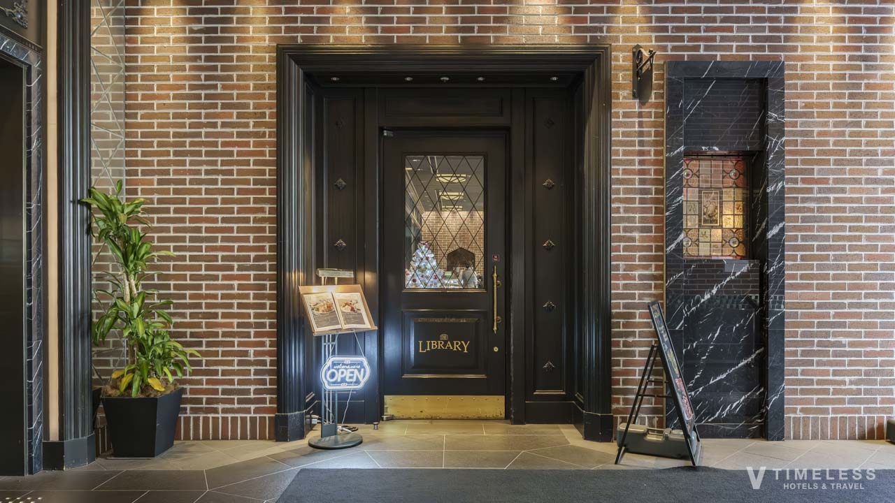ホテルモントレ京都 レストラン「LIBRARY」外観|レンガ壁に映える重厚な扉が印象的な洋食レストラン