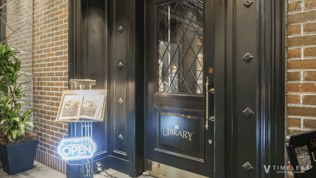 ホテルモントレ京都 レストラン LIBRARYの入口|クラシックな扉とメニュー看板が並ぶ上質なダイニング空間