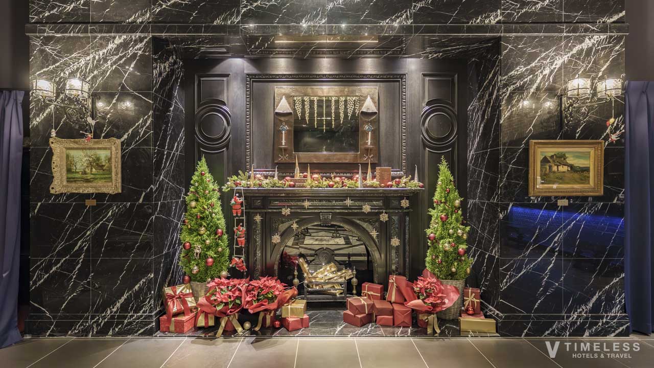 ホテルモントレ京都 ロビーの暖炉装飾|クラシカルな暖炉と季節感あるディスプレイ