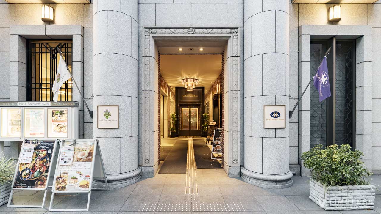 ホテルモントレ京都のエントランス外観|石造りの柱と奥行きあるアプローチが印象的な正面入口