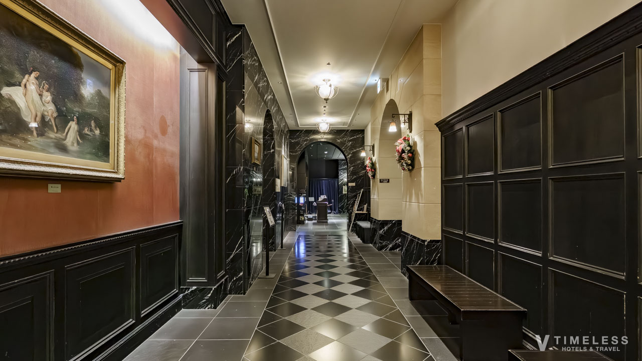ホテルモントレ京都 ロビーへ続く館内通路|クラシカルな壁装飾と落ち着いた照明が印象的