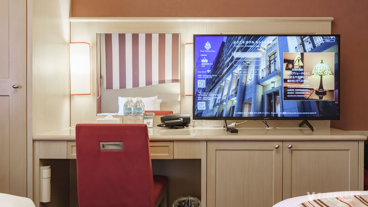 ホテルモントレ京都 部屋のデスクスペース|スタンダードツイン客室に設置されたテレビと作業しやすいライティング