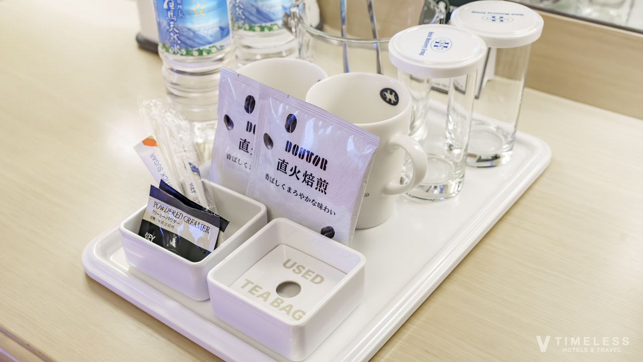 ホテルモントレ京都 客室のドリンクセット|スタンダードツイン部屋に用意されたコーヒーとグラス類