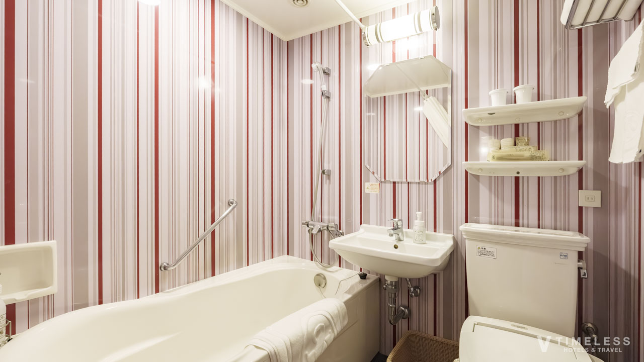 ホテルモントレ京都 スタンダードツインのバスルーム|ストライプ柄が特徴的な清潔感あるユニットバス