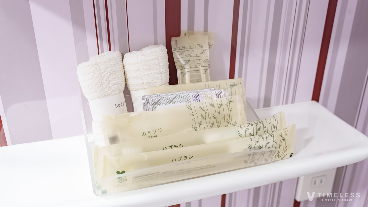 ホテルモントレ京都 部屋のアメニティセット|スタンダードツイン客室に用意されたタオルと歯ブラシ類