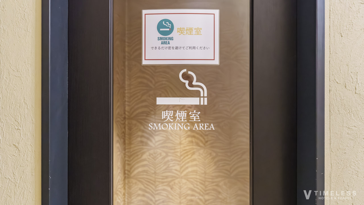 ホテルモントレ京都の喫煙室入口|館内に設けられた分煙対応のスモーキングエリア