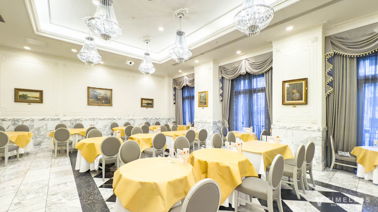 ホテルモントレ京都 朝食会場の全景|シャンデリアが輝く上品なダイニング空間