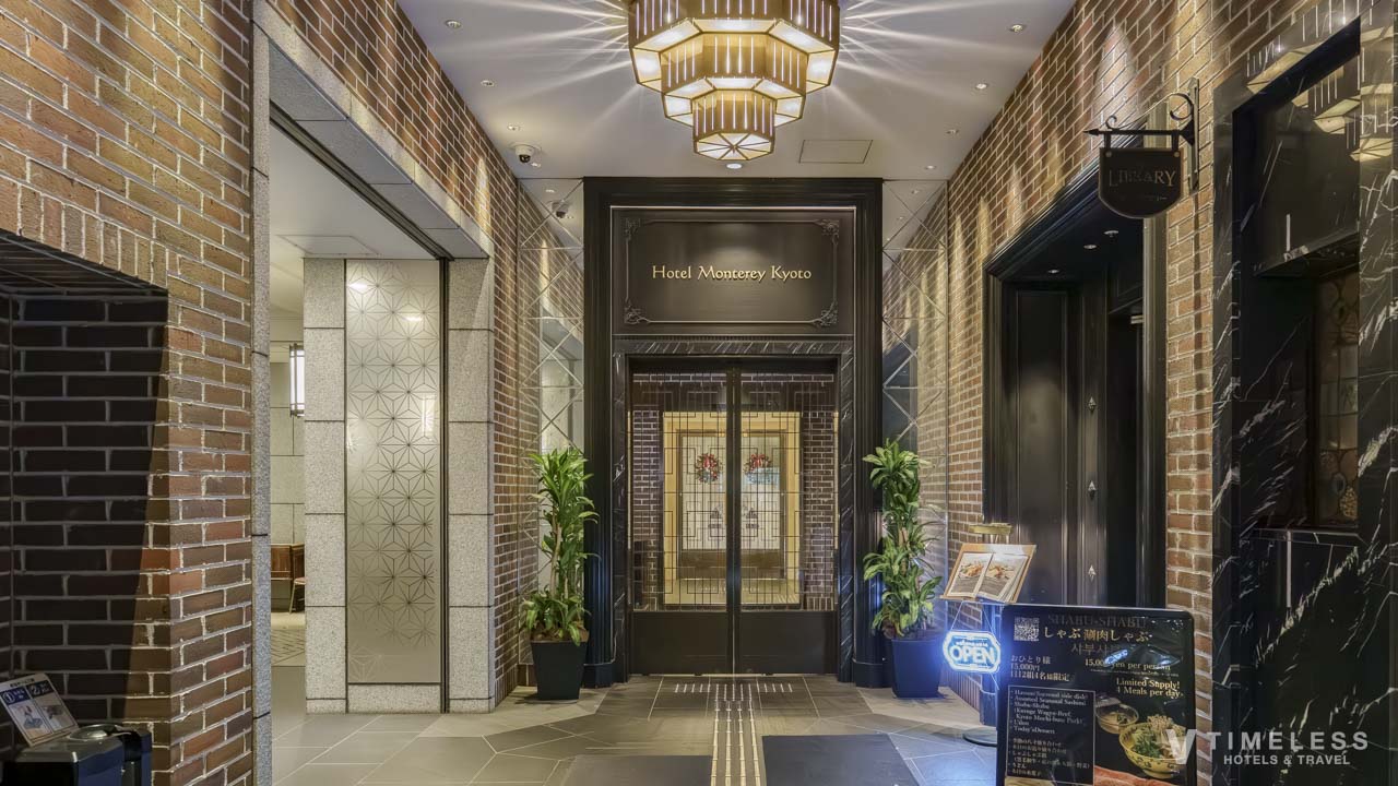 ライトアップされたホテルモントレ京都のエントランス|夜に映えるクラシックな外観デザイン