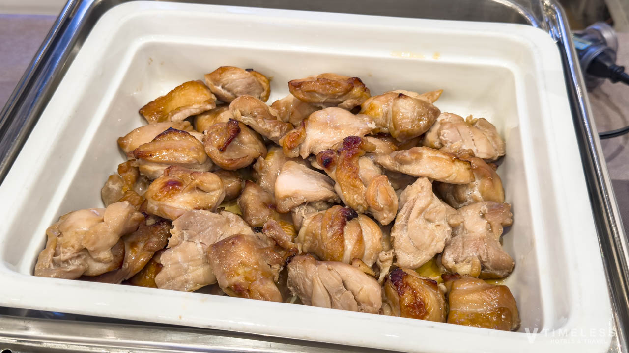 ホテルモントレ京都 朝食の温製料理|ジューシーに焼き上げたチキンのグリル