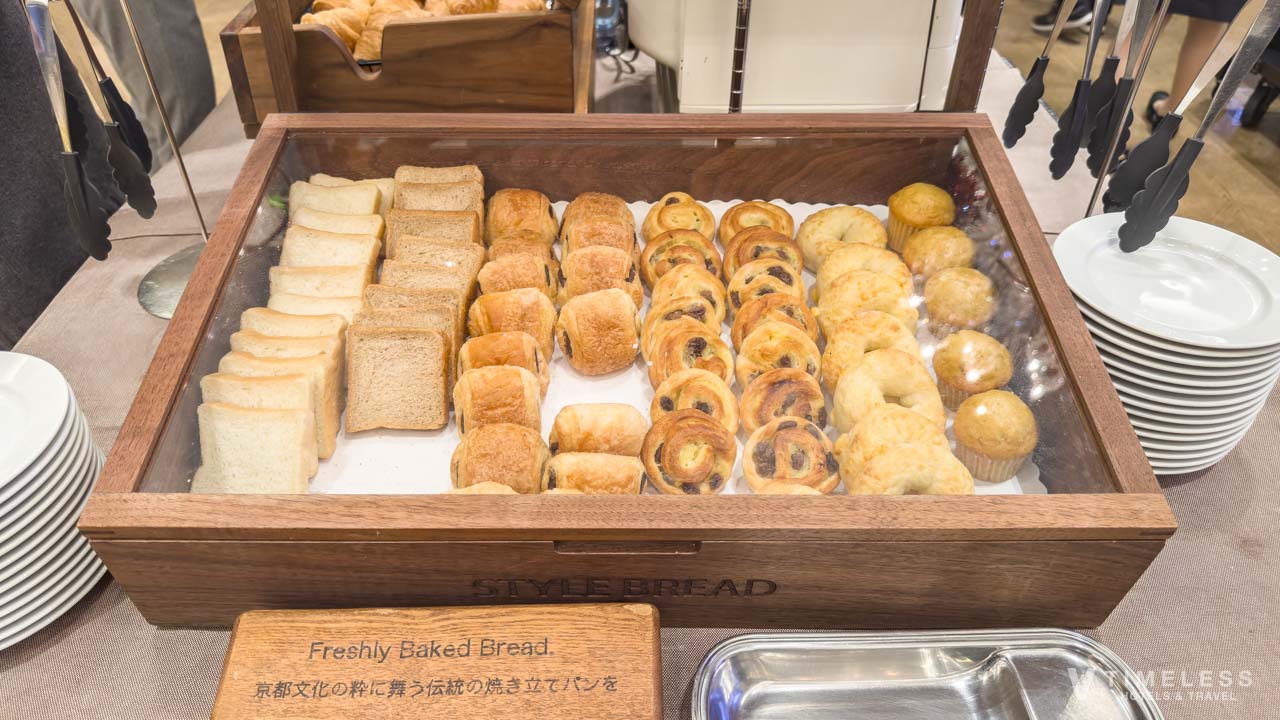 ホテルモントレ京都 朝食のパンビュッフェ|食パンや菓子パンが並ぶ焼きたてコーナー
