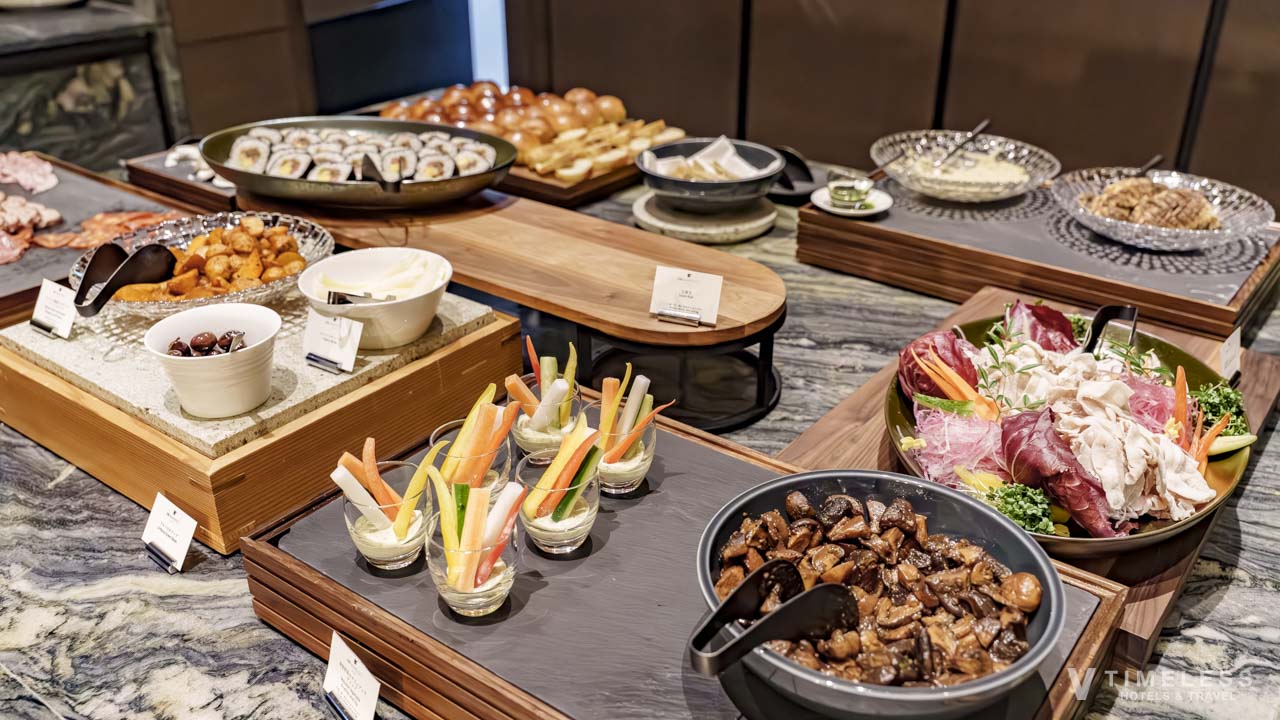JWマリオット・ホテル東京のエグゼクティブラウンジ|夕方のフードプレゼンテーションで並ぶ冷菜と前菜