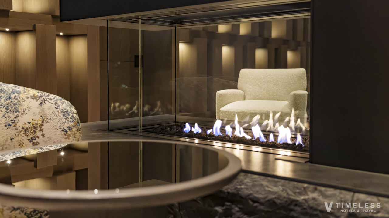 JWマリオット・ホテル東京のエグゼクティブラウンジにある暖炉と落ち着いたソファ席