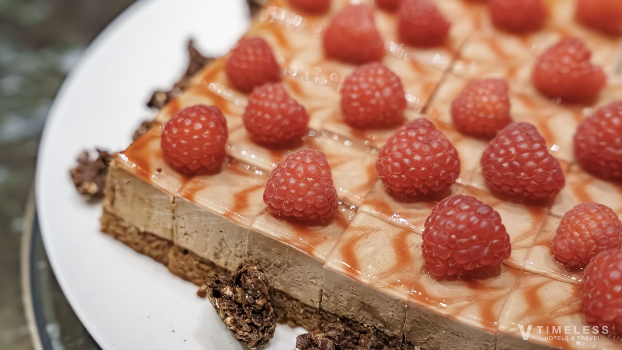 JWマリオット・ホテル東京のラウンジ ナイトキャップで提供されるラズベリーのムースケーキ|夜に楽しむ軽やかなデザート