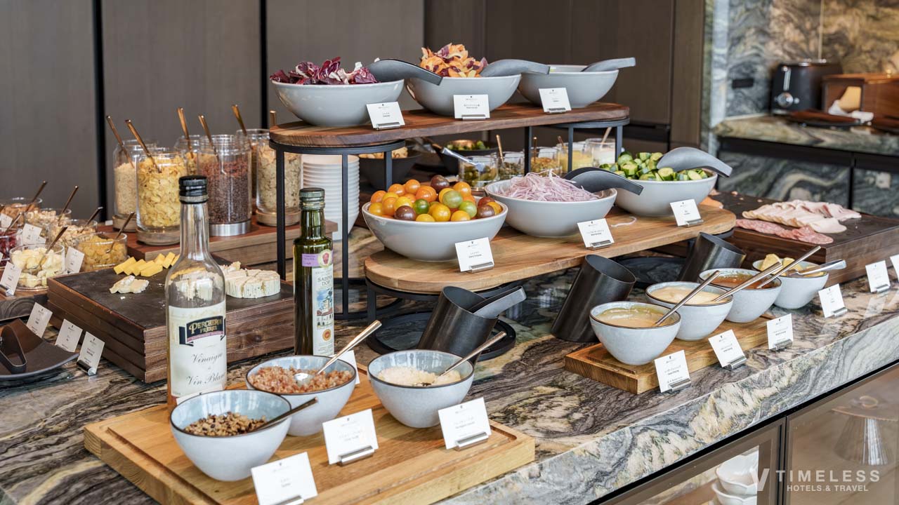 JWマリオット・ホテル東京のラウンジ朝食|新鮮野菜と冷製ディッシュが並ぶサラダコーナー