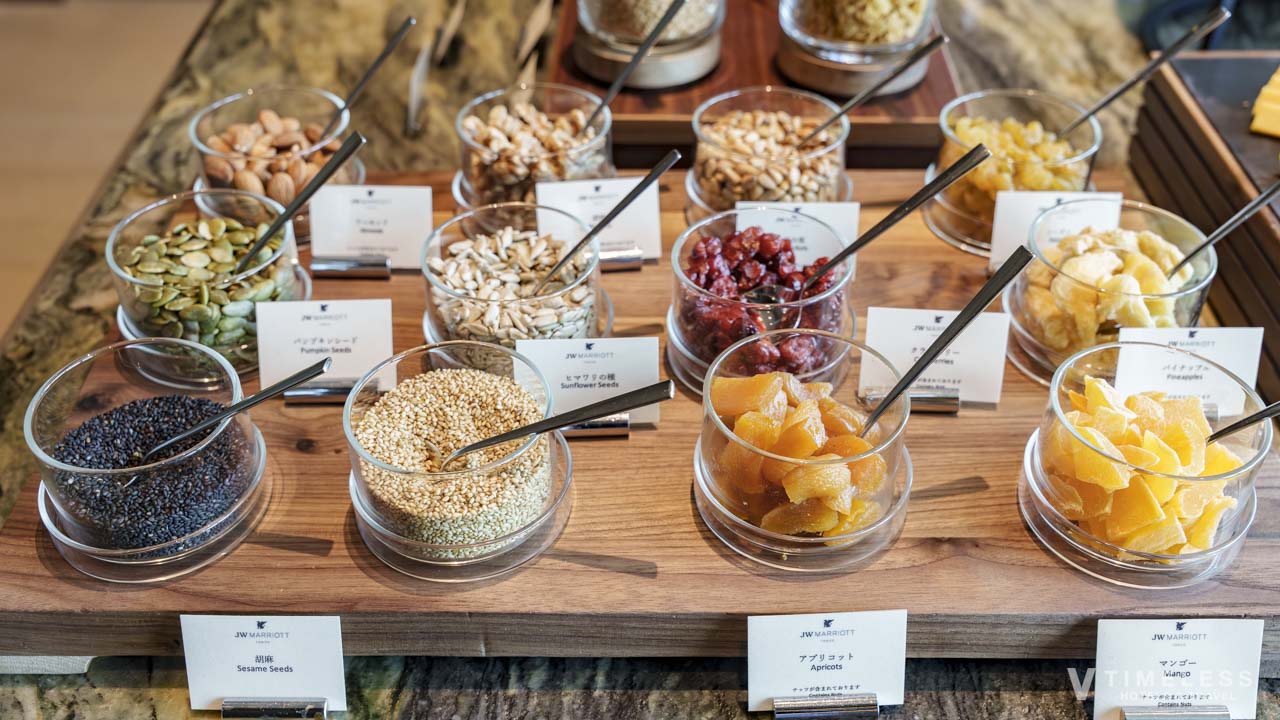 JWマリオット・ホテル東京のラウンジ朝食|ナッツやドライフルーツが揃うシリアルコーナー