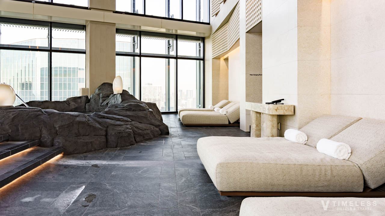 JWマリオット・ホテル東京のプールサイド|デイベッドでくつろげるリラクゼーション空間