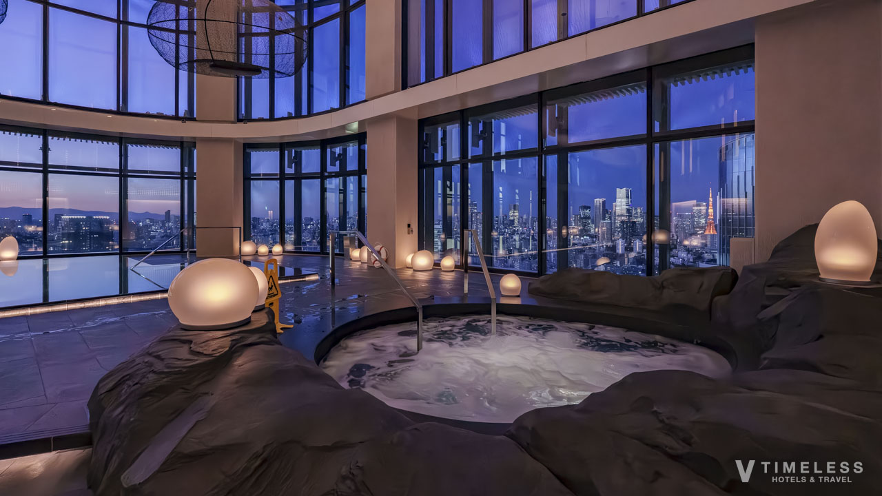 JWマリオット・ホテル東京のプールから望む夜の東京タワーと都心の高層ビル群の夜景