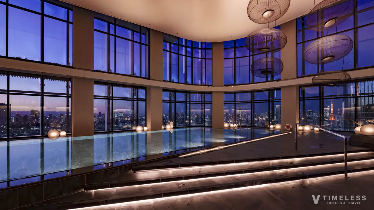 JWマリオット・ホテル東京のナイトプール|夜景が映り込む幻想的な屋内プール