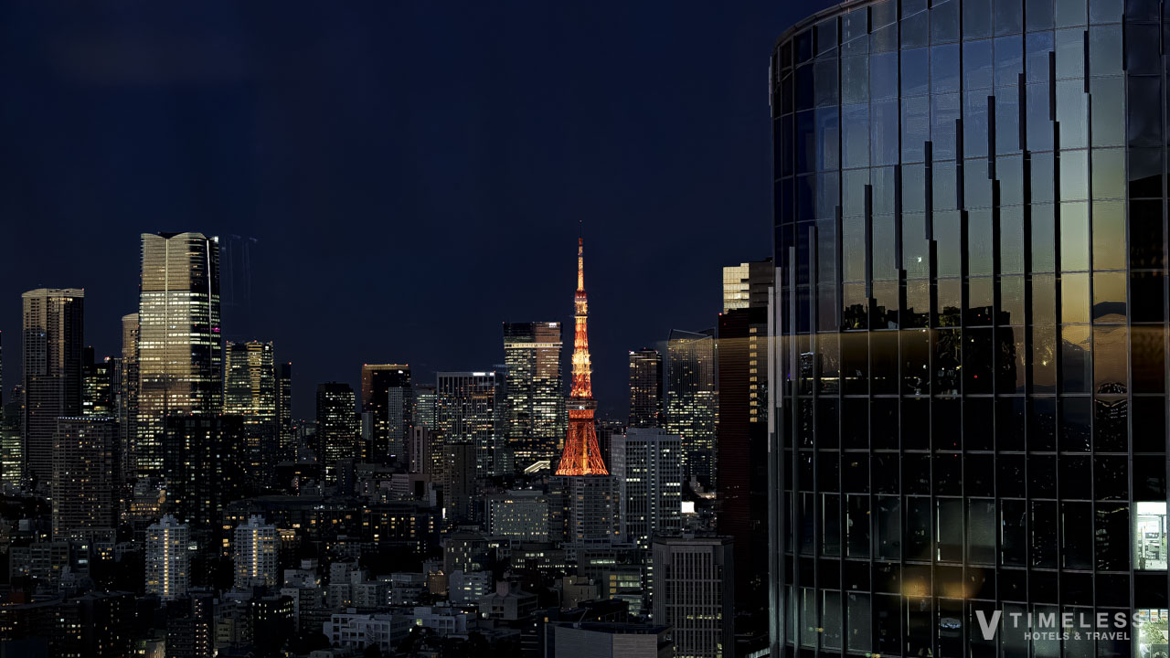 JWマリオット・ホテル東京のプールから望む夜の東京タワーと都心の高層ビル群の夜景