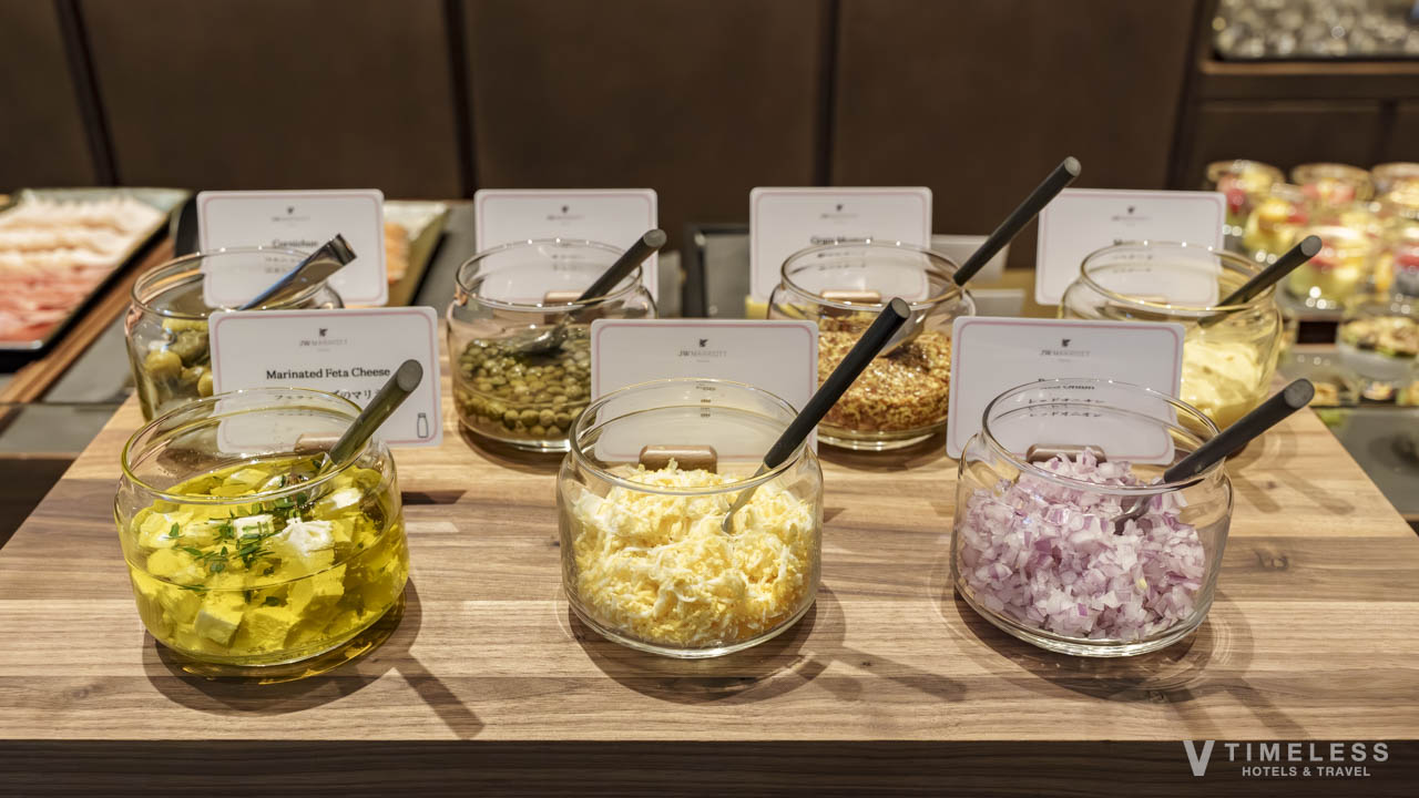 JWマリオット・ホテル東京 朝食のチーズとコンディメント|フェタチーズやナッツのトッピング