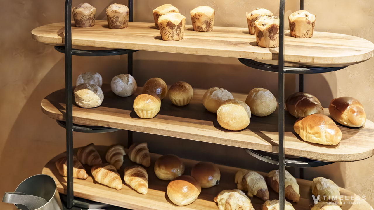 JWマリオット・ホテル東京 朝食のパン|ロールパンとクロワッサンが並ぶベーカリー