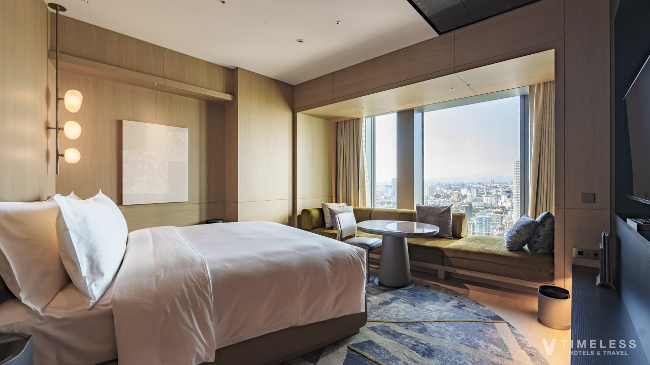 JWマリオット・ホテル東京 アーバンデラックスの客室|窓際ソファと大きな窓から都心を望む上質な空間