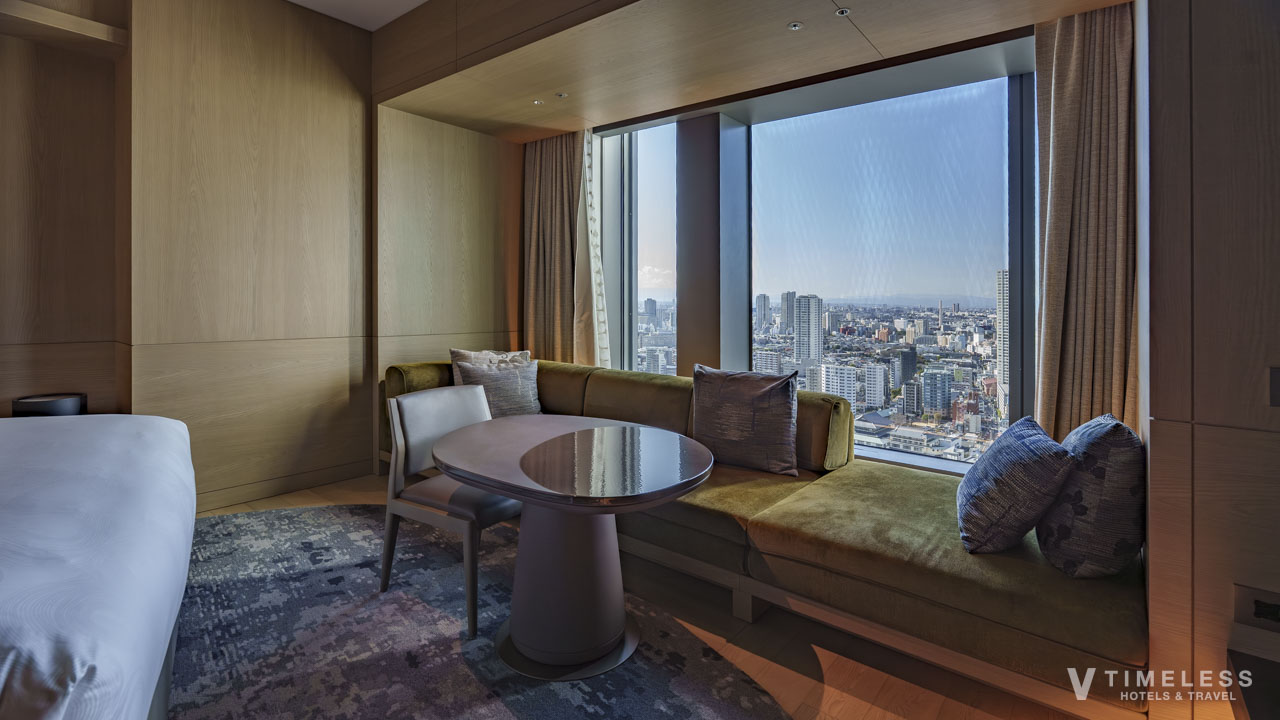 JWマリオット・ホテル東京 アーバンデラックス 客室|窓際の丸テーブルとソファから望む東京の景色