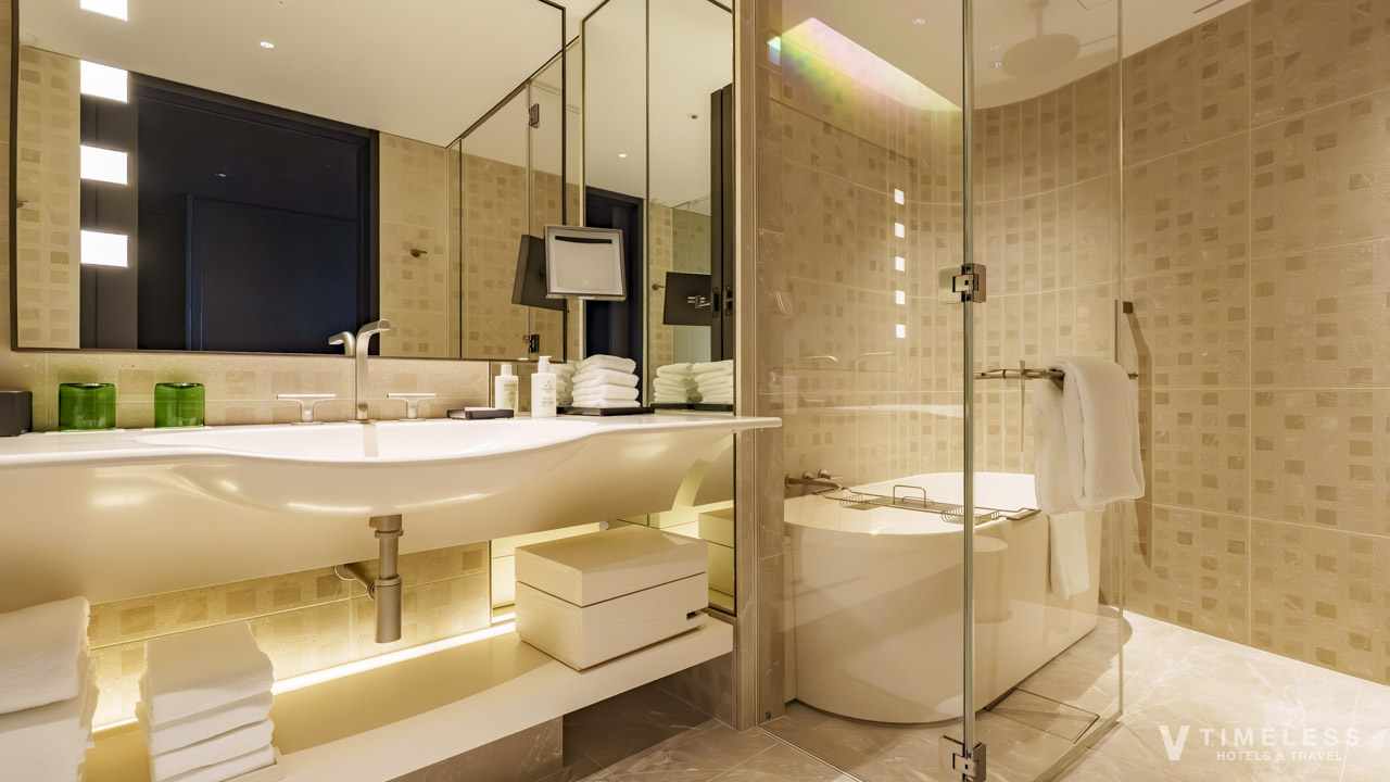 JWマリオット・ホテル東京 バスルーム|バスタブとシャワーブースを備えた上質な空間