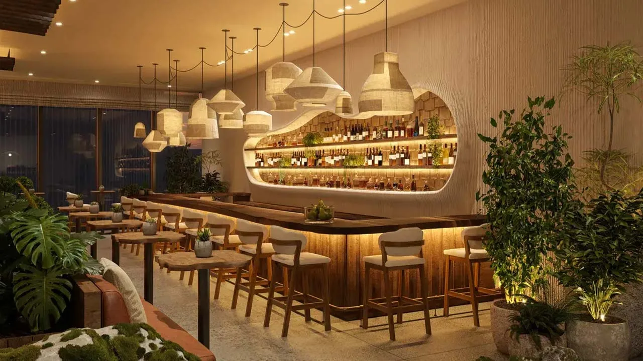 温かみのある木のカウンターとラタンの照明がおしゃれな、1 Hotel Tokyo(ワンホテルトウキョウ)のバー。大人のご褒美時間にぴったりの、洗練されたくつろぎ空間。