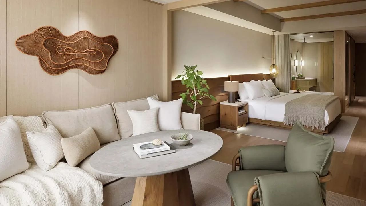 アースカラーで統一された、1 Hotel Tokyo(ワンホテルトウキョウ)の洗練されたベッドルーム。ナチュラルな素材感と柔らかな光に包まれて、心身ともにリフレッシュできるご褒美ステイ。